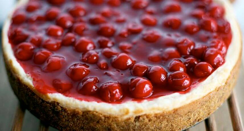 Cheesecake-cereja-22-Madeira-Traditional-Sweets-you-must-try