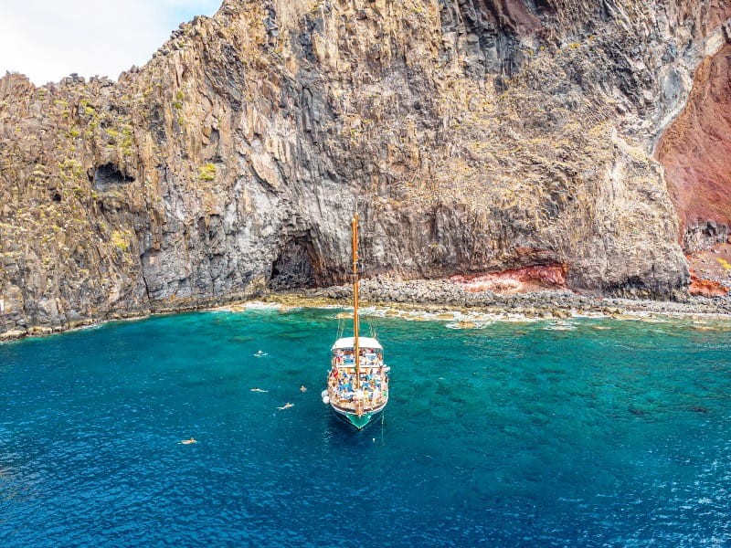 Passeio de barco pelas belas baías com saída do Funchal