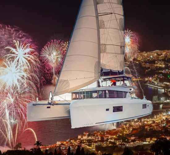 Fogo de Artifício de Ano Novo Madeira em Catamarã Privado 20 pessoas